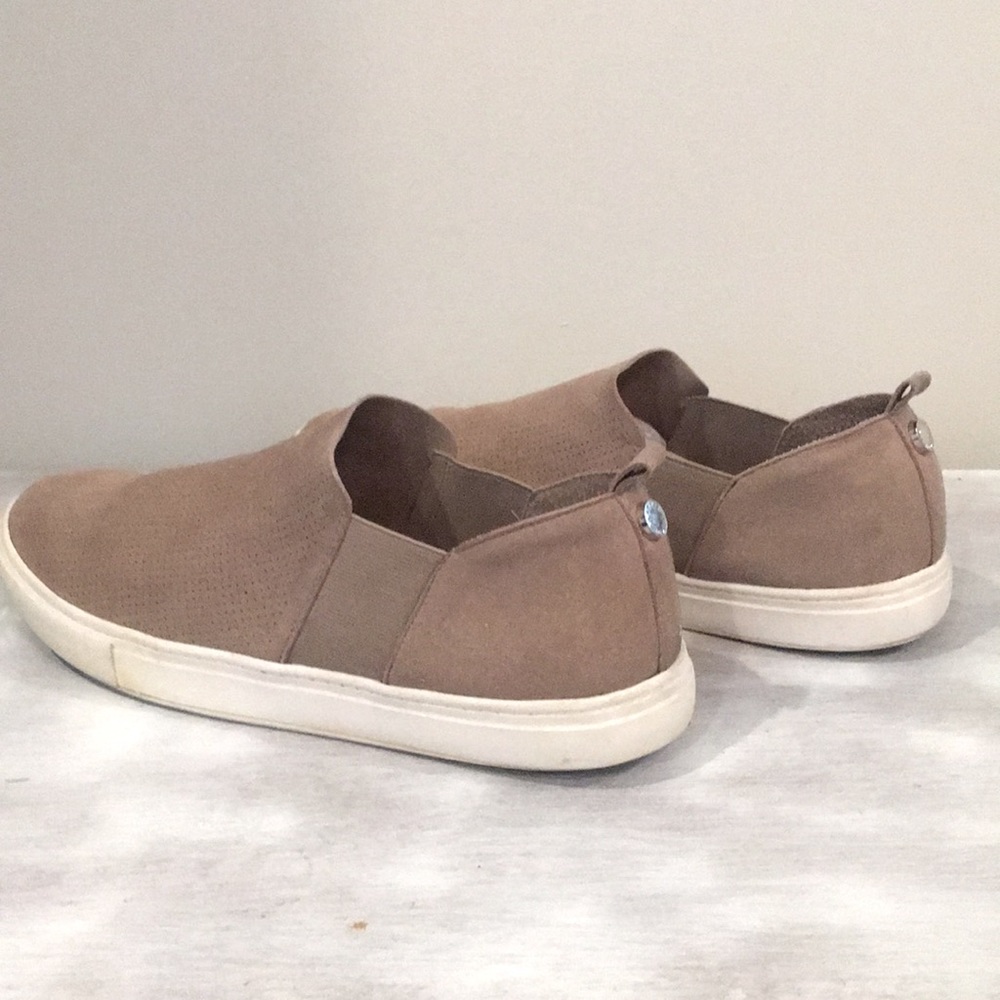 Women’s Steve Madden beige slide ons 8.5